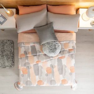 Printed duvet with a second view.Ultra-thin.Very light,easy to store and wash.